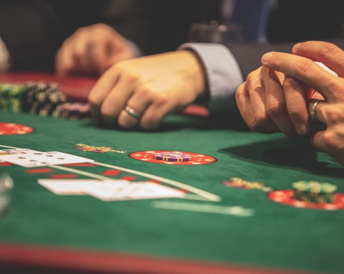 Baccarat Strategy and the Digital Player: What the Data Tells Us