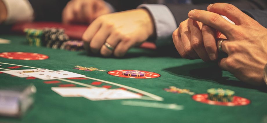 Baccarat Strategy and the Digital Player: What the Data Tells Us